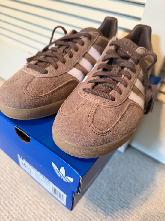 Adidas men’s (unisex) Gazelle  sneakers size 10 1/2 in Brown and White.